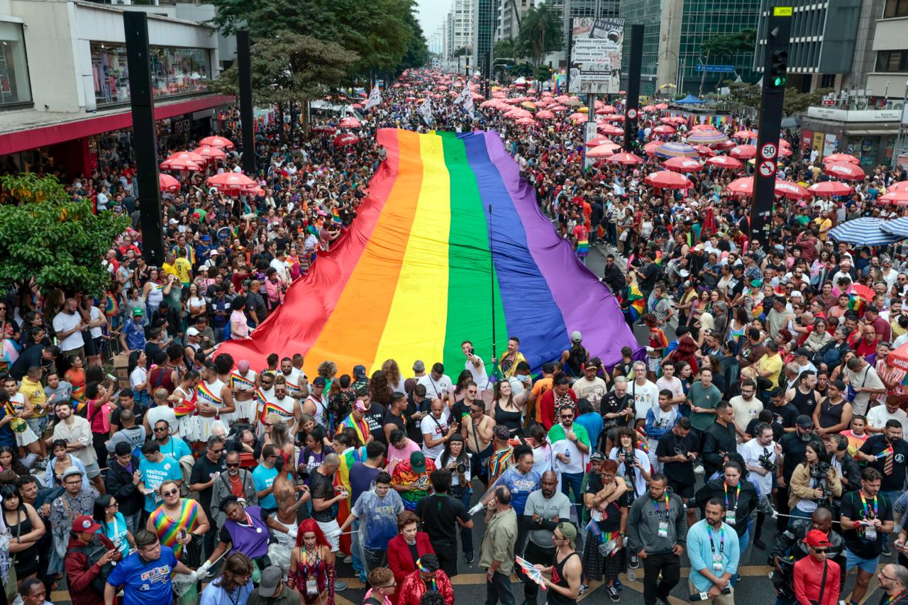 Parada LGBT+ em SP reuniu 36,8 mil pessoas no domingo, diz USP