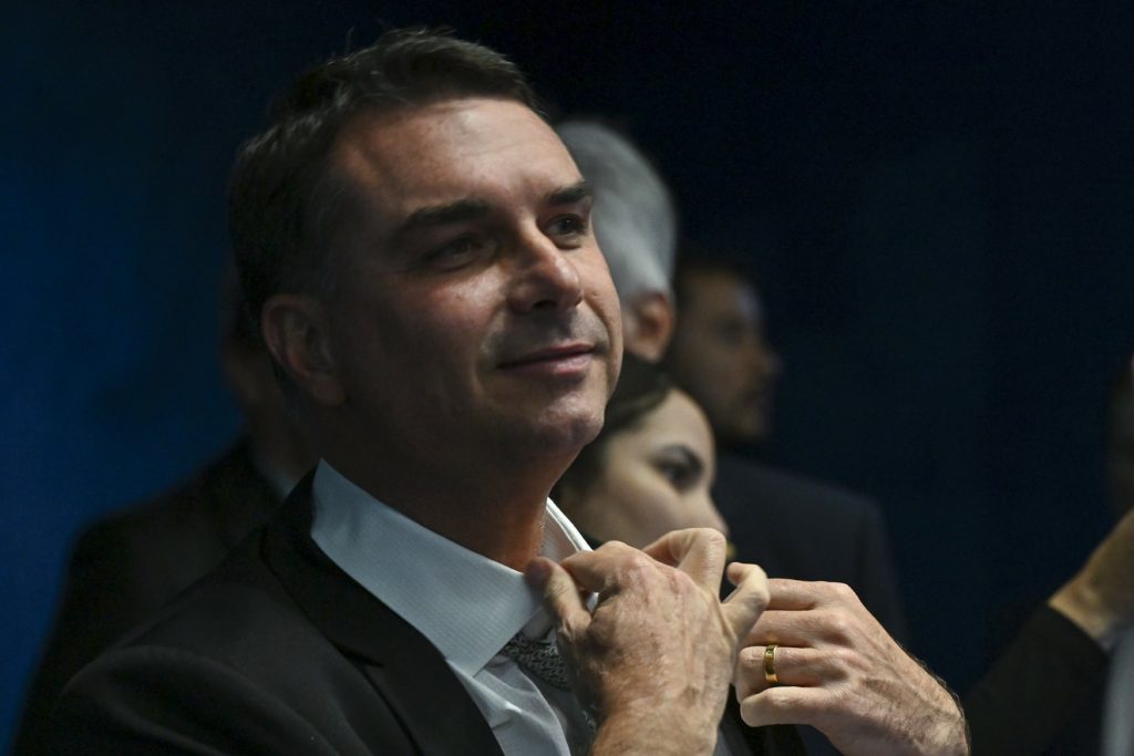 JOTA Principal: Dependência do pai trava projeto de Flávio de representar um bolsonarismo 