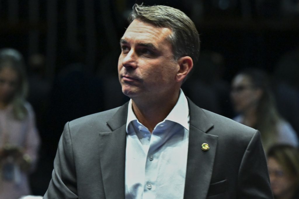 Flávio Bolsonaro vai aos EUA para frear desgaste do tarifaço de Trump