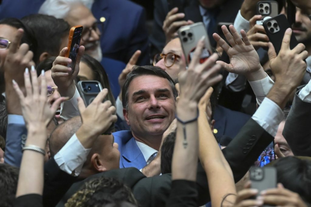 JOTA Principal: Com dificuldades para atrair centrão, Flávio Bolsonaro mobiliza ala mais r