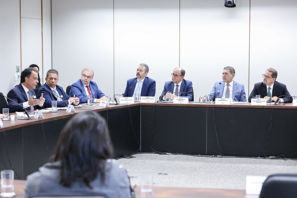Selo do TSE para pesquisa eleitoral gera divergência entre institutos