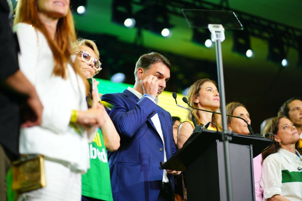 Ao TSE, campanha de Flávio compara vídeo de IA de Bolsonaro a caricatura e fantoches