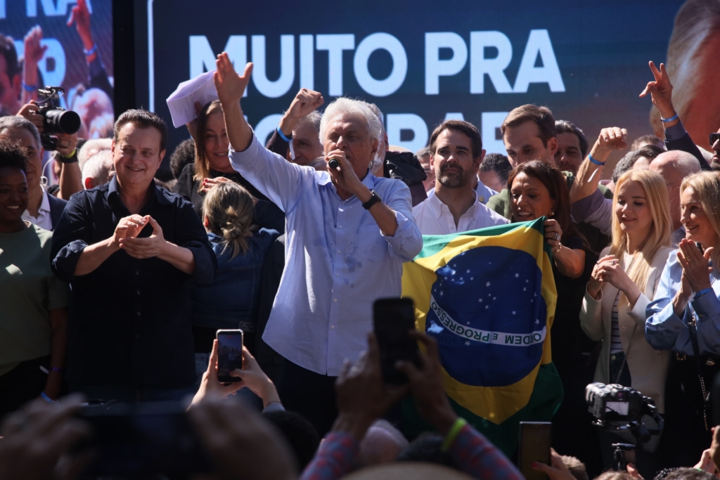 A arriscada aposta de Caiado e Kassab: atacar Flávio Bolsonaro