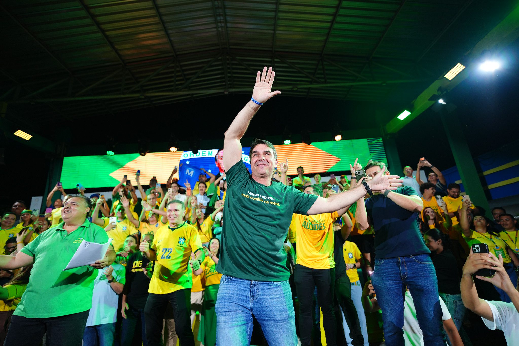 Flávio Bolsonaro é oficializado candidato a presidente com IA do pai e Milei como cabo eleitoral