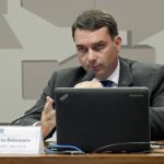 Pré-campanha de Flávio Bolsonaro enfrenta nova crise, disputa de poder e críticas de Zema e Caiado