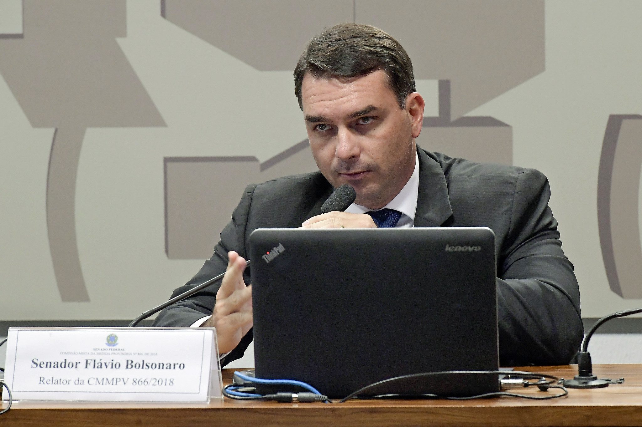 Pré-campanha de Flávio Bolsonaro enfrenta nova crise, disputa de poder e críticas de Zema e Caiado