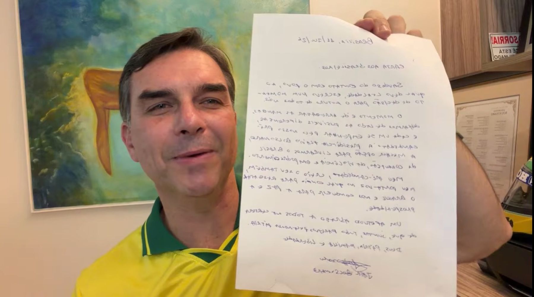 Federação de PT, PV e PCdoB aciona TSE por live de Flávio com carta de Bolsonaro