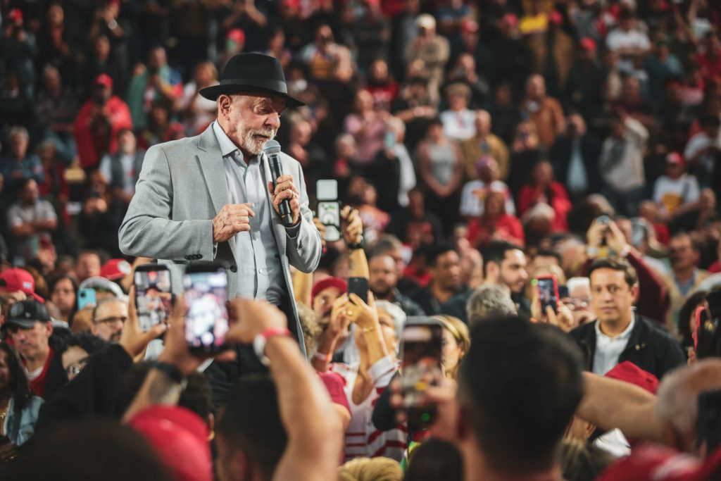 Lula tem 45% contra 36% de Flávio Bolsonaro no 1º Turno, diz pesquisa AtlasIntel/Bloomberg