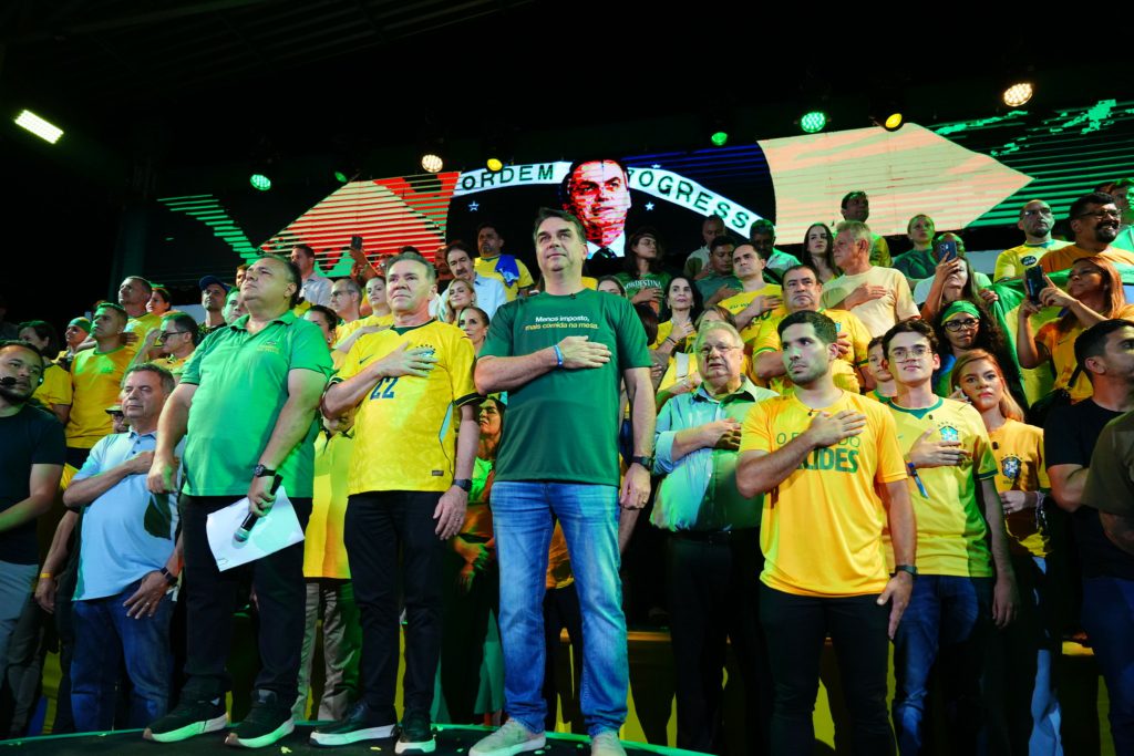 Imerso em crises, Flávio Bolsonaro se escora na polarização para chegar ao 2º turno