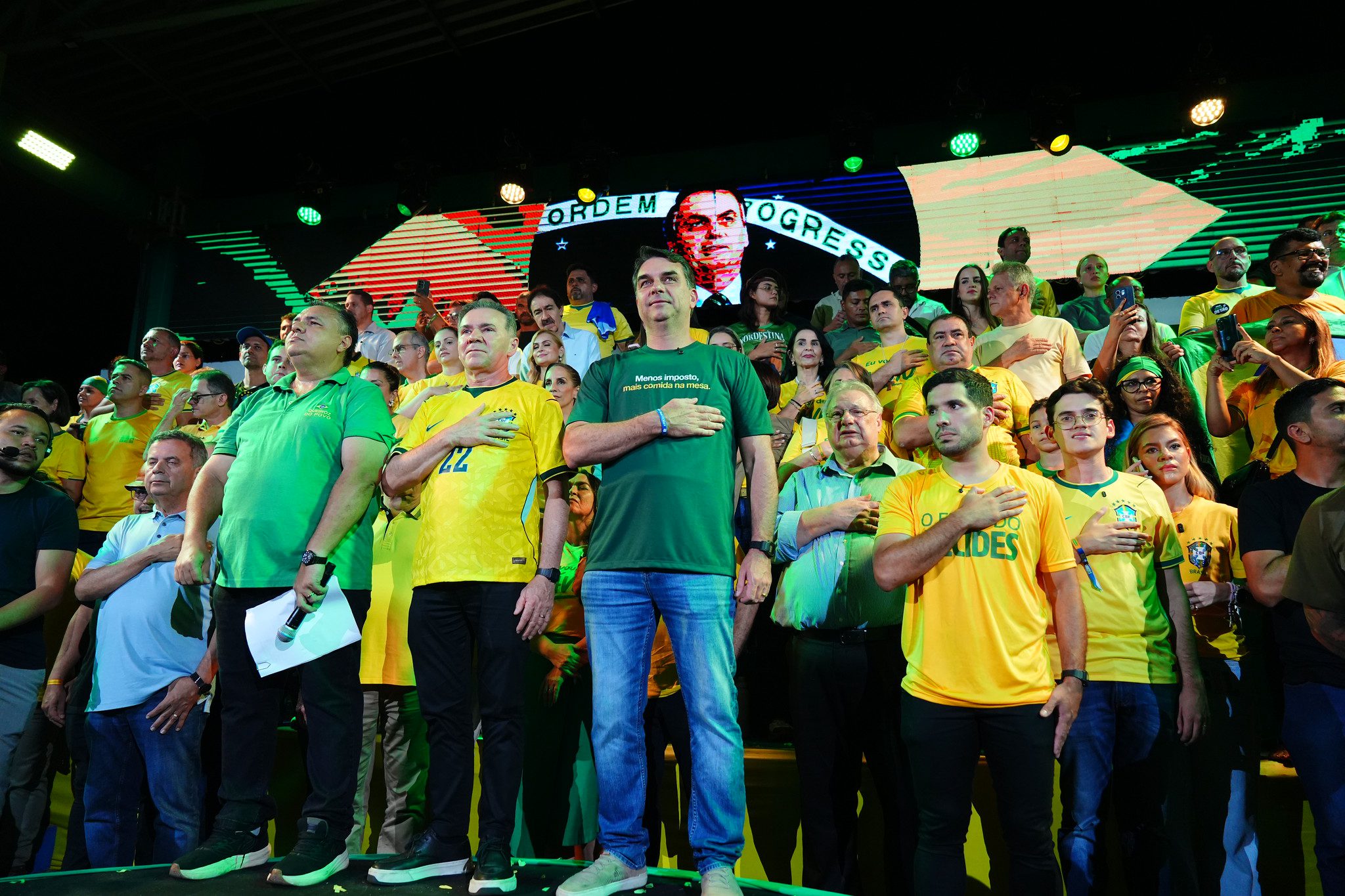 Imerso em crises, Flávio Bolsonaro se escora na polarização para chegar ao 2º turno