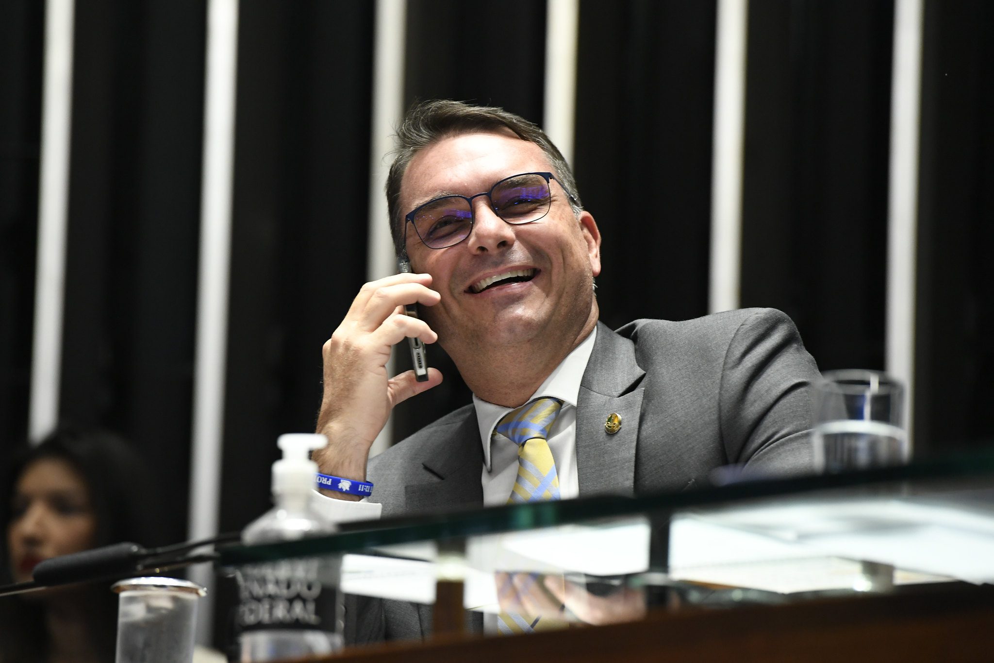 OAB requer que Moraes autorize Flávio a falar com Bolsonaro por senador ser advogado do pai
