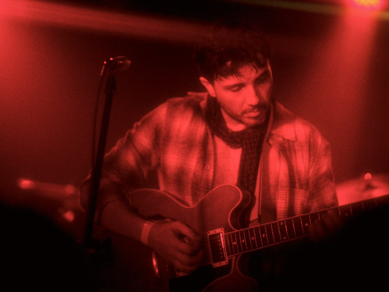 Renan Santos faz show de indie rock com Mamãe Falei e enfrenta cancelamento: ‘sabotagem’