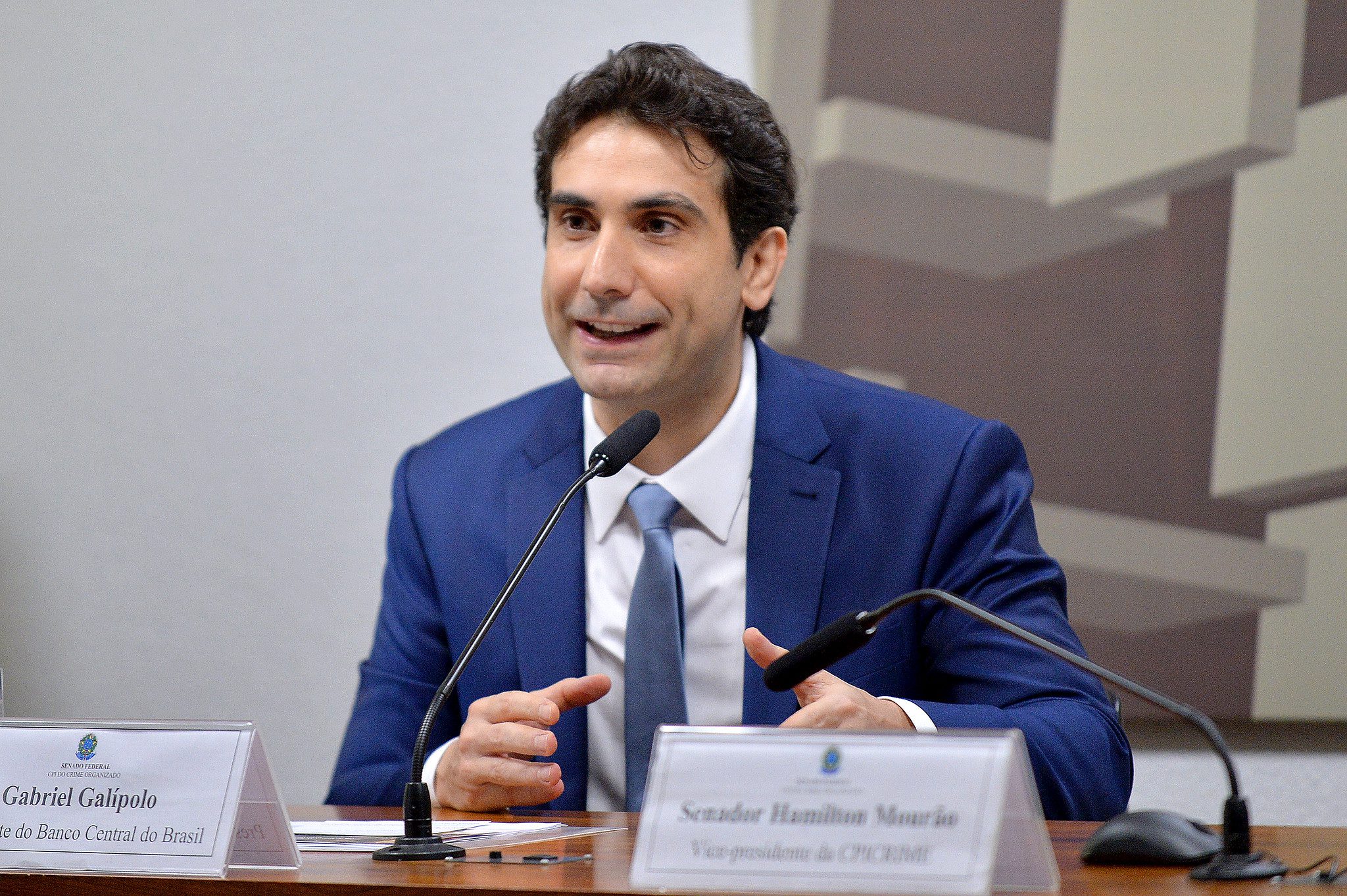 Galípolo alerta para uso de linha emergencial de crédito e fala em defesa do PIX