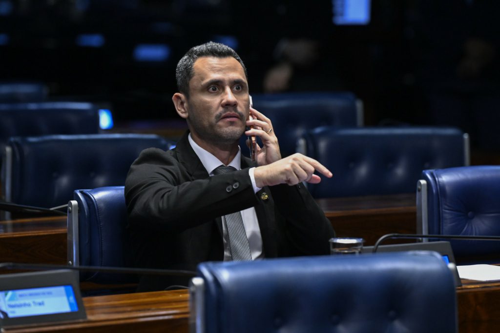 Líder nas pesquisas, Cleitinho tem menos da metade do tempo de TV de Simões em MG