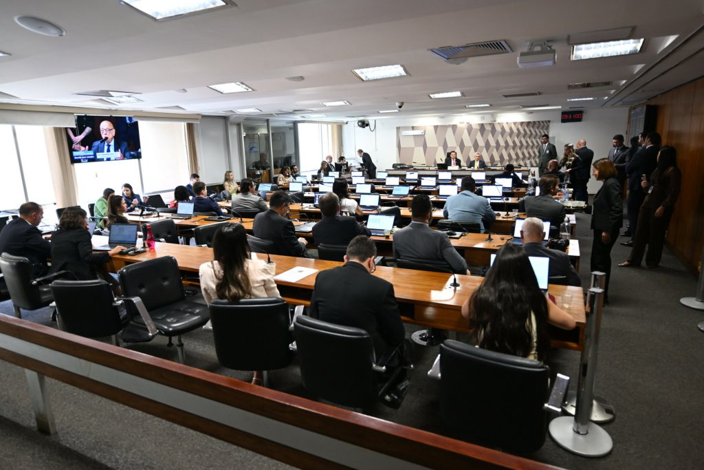 Oposição apresenta emendas para reverter, flexibilizar ou adiar fim da escala 6×1