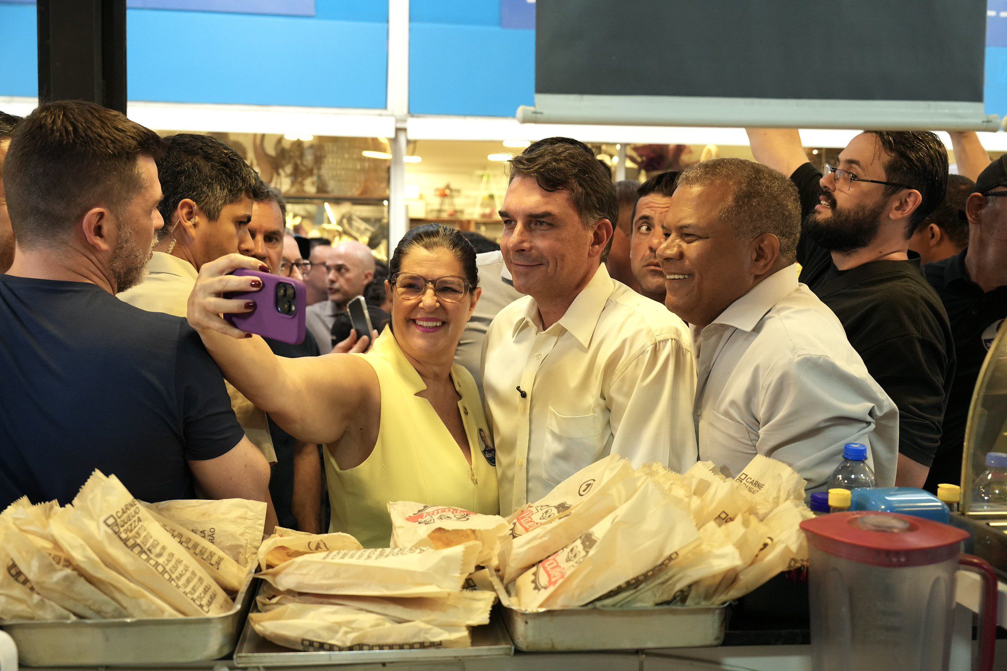 Casas Bahia, blusinhas e 6×1 levam campanha para a rotina do eleitor