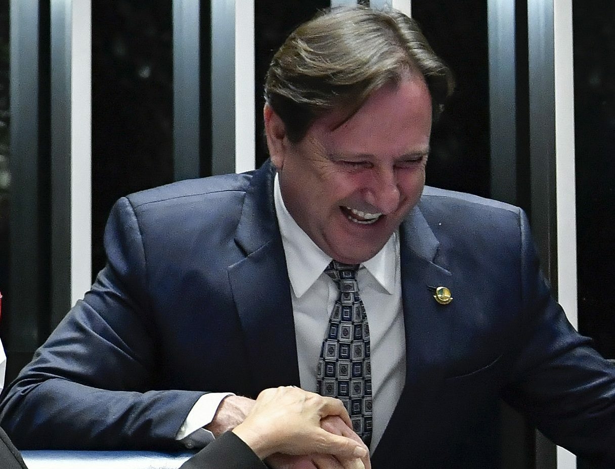 Nunes Marques suspende efeito de condenação e Acir Gurgacz concorrerá às eleições de 2026