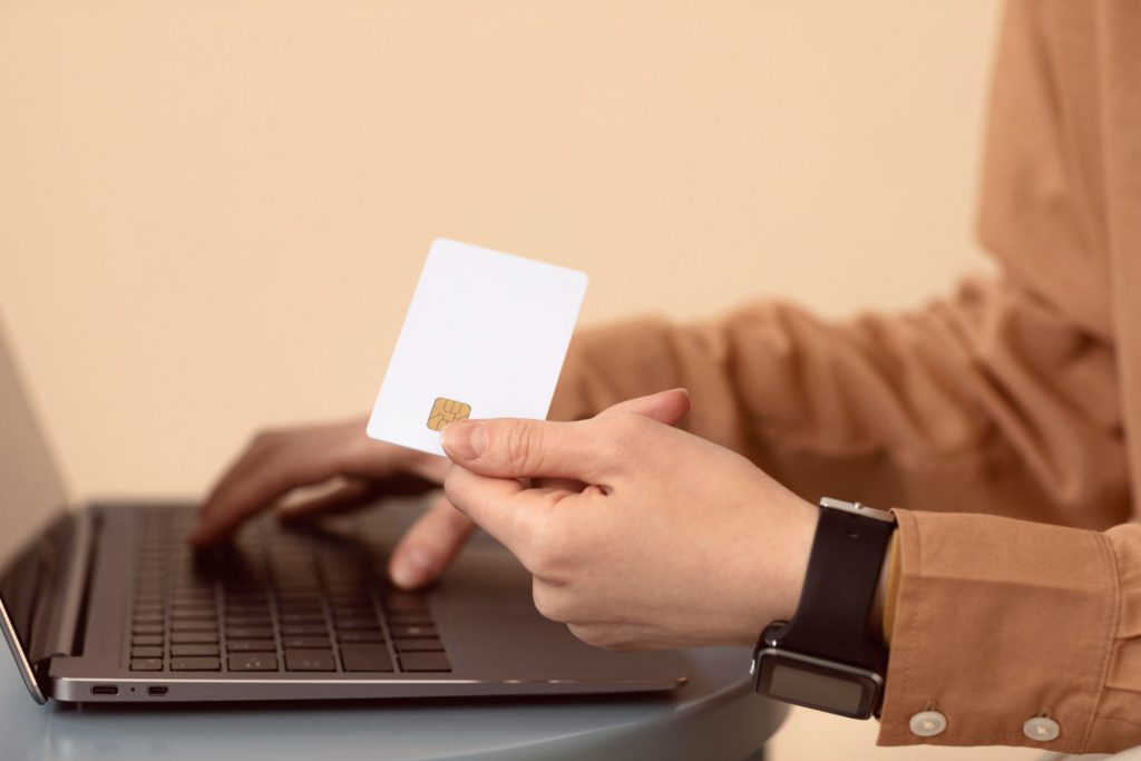 Incide ISS, e não ICMS, sobre o fornecimento de smart cards a bancos, decide STJ