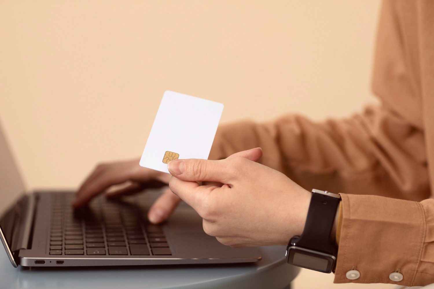 Incide ISS, e não ICMS, sobre o fornecimento de smart cards a bancos, decide STJ