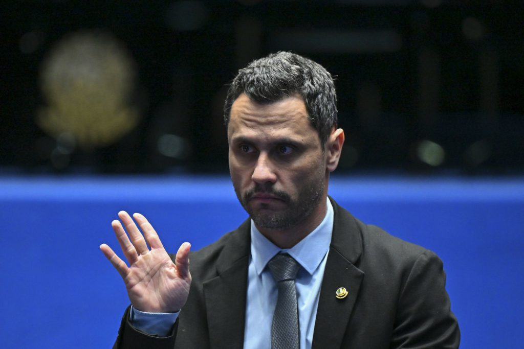 ‘Novela Cleitinho’ termina sem ‘reviravolta da reviravolta’ e com o senador fora da disput