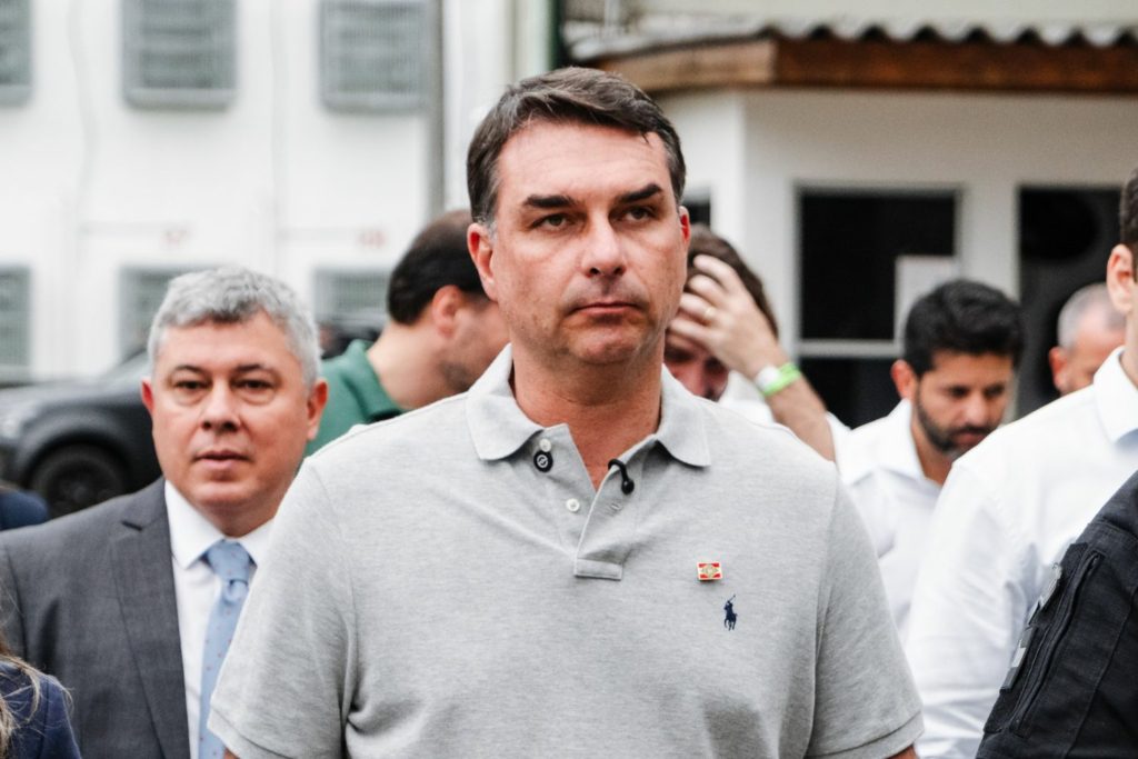 Flávio Bolsonaro aposta em ‘tesouraço’ e âncora fiscal baseada em dívida