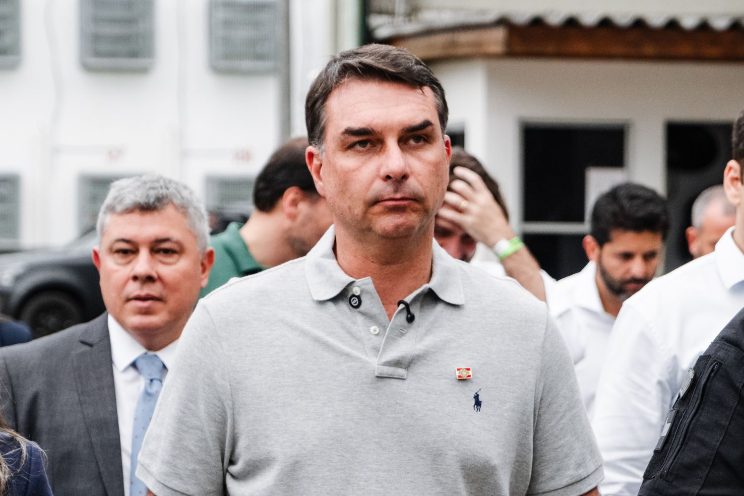 Flávio Bolsonaro aposta em ‘tesouraço’ e âncora fiscal baseada em dívida