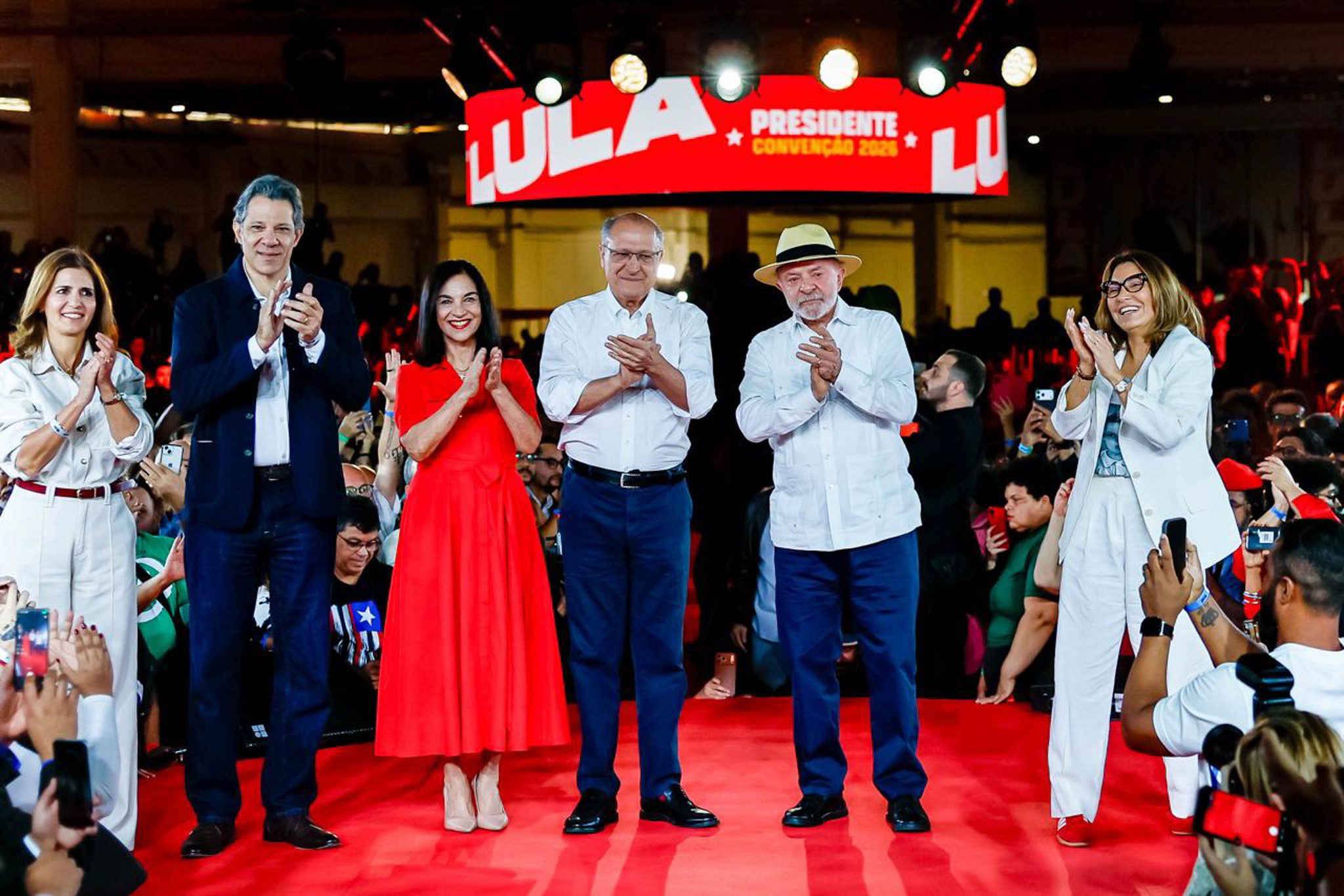 Lula 'quebra protocolo' e convida Janja para discursar em convenção nacional