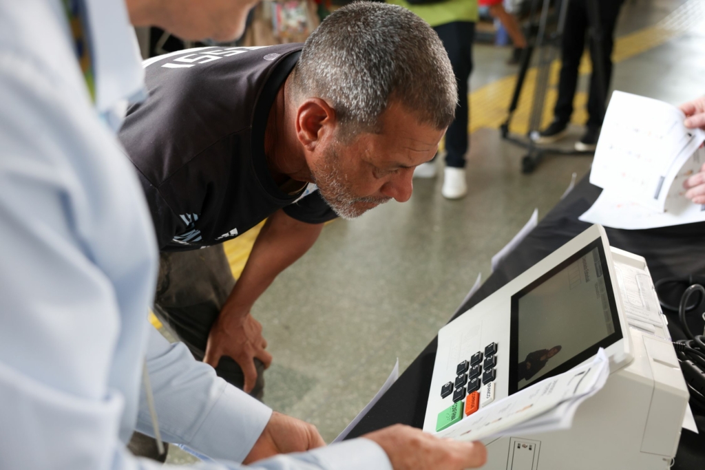 Plataformas de IA generativa têm reforçado desconfiança no sistema eleitoral, diz estudo