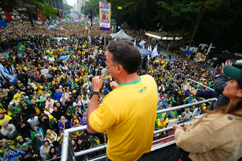 Crise no Supremo pesa sobre Lula e embala Flávio Bolsonaro no 7 de Setembro