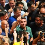 Flávio Bolsonaro chega ao 1º turno resiliente às crises e em busca do voto útil