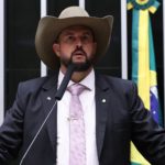 Deputado Zé Trovão (PL), aliado de Flávio Bolsonaro, vai ao TSE contra aumento do Bolsa Família