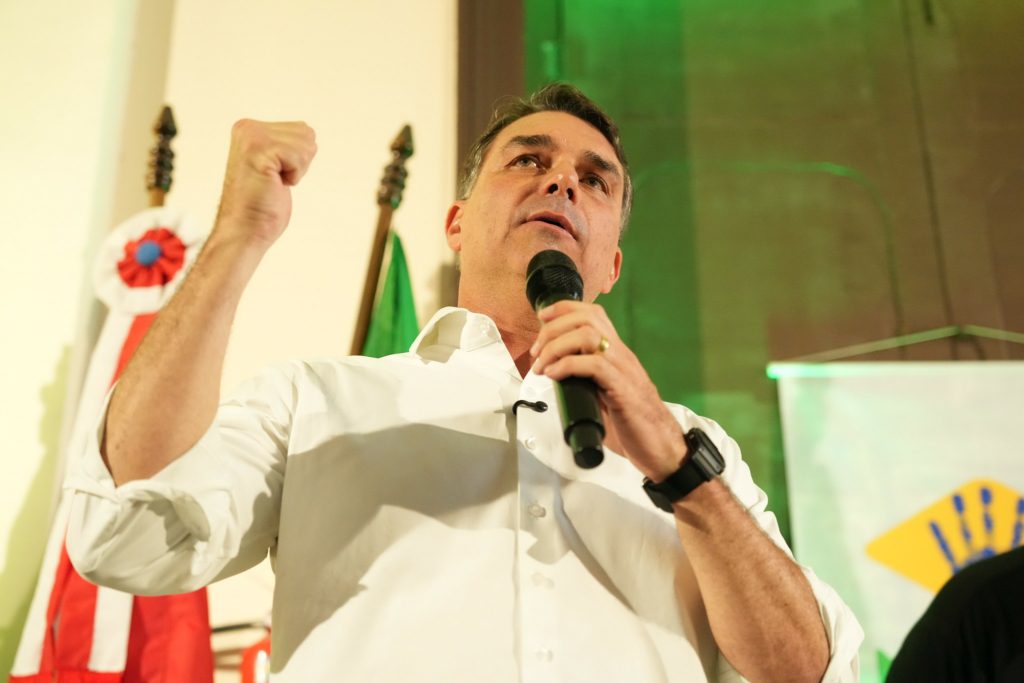 Flávio Bolsonaro pede ‘espada da Justiça na Praça dos 3 Poderes’, em culto com pedido de benção a Mendonça