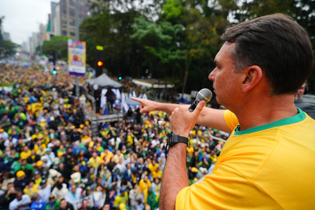 Ato de Flávio Bolsonaro confirma resiliência do bolsonarismo, mas sem força disruptiva de anos atrás