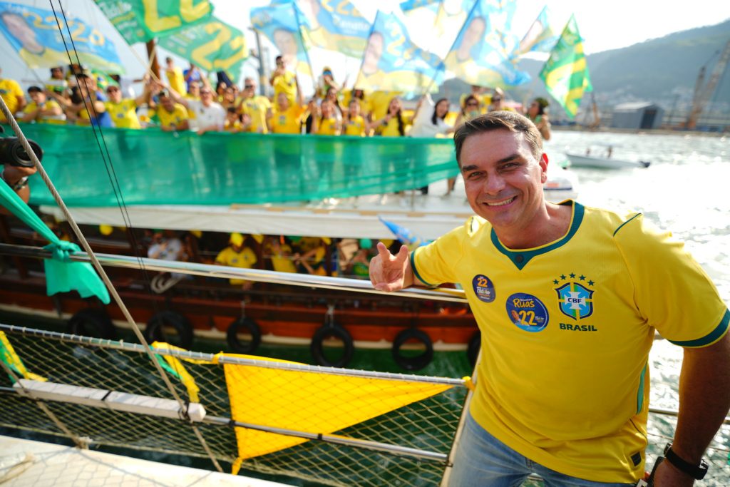 Palver mostra Flávio Bolsonaro numericamente à frente de Lula no segundo turno