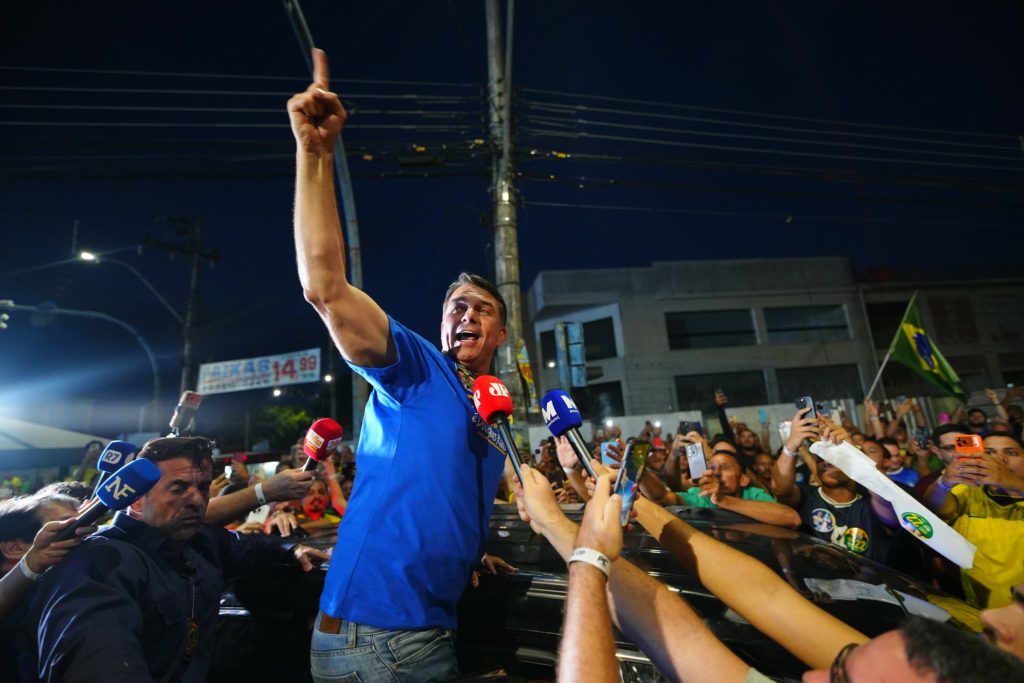 Palver mostra Flávio Bolsonaro numericamente à frente de Lula no 1º turno, em empate técnico