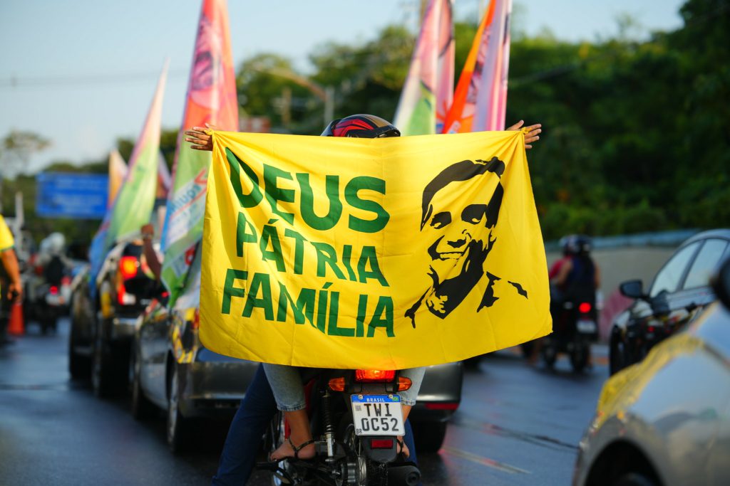 Onda de mensagens católicas nas redes preocupa campanha de Flávio e alimenta debate religioso