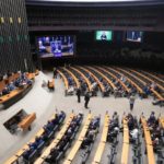 Quanto ganha um deputado federal e um senador?