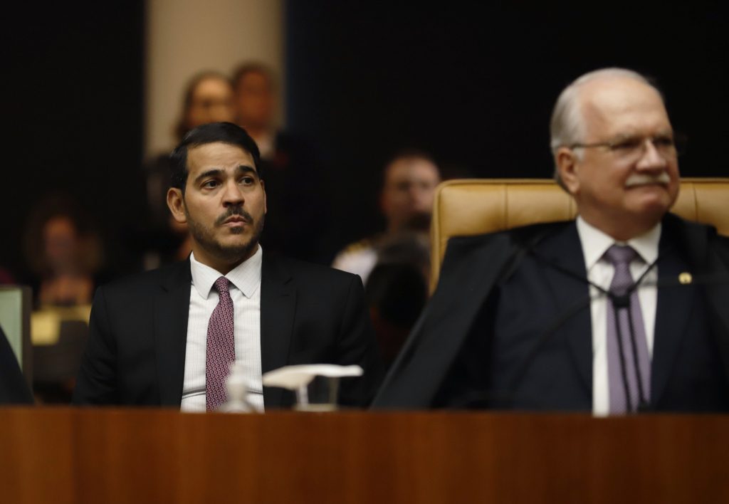 AGU pede a Fachin suspensão de liminar de André Mendonça que afastou cúpula da PF