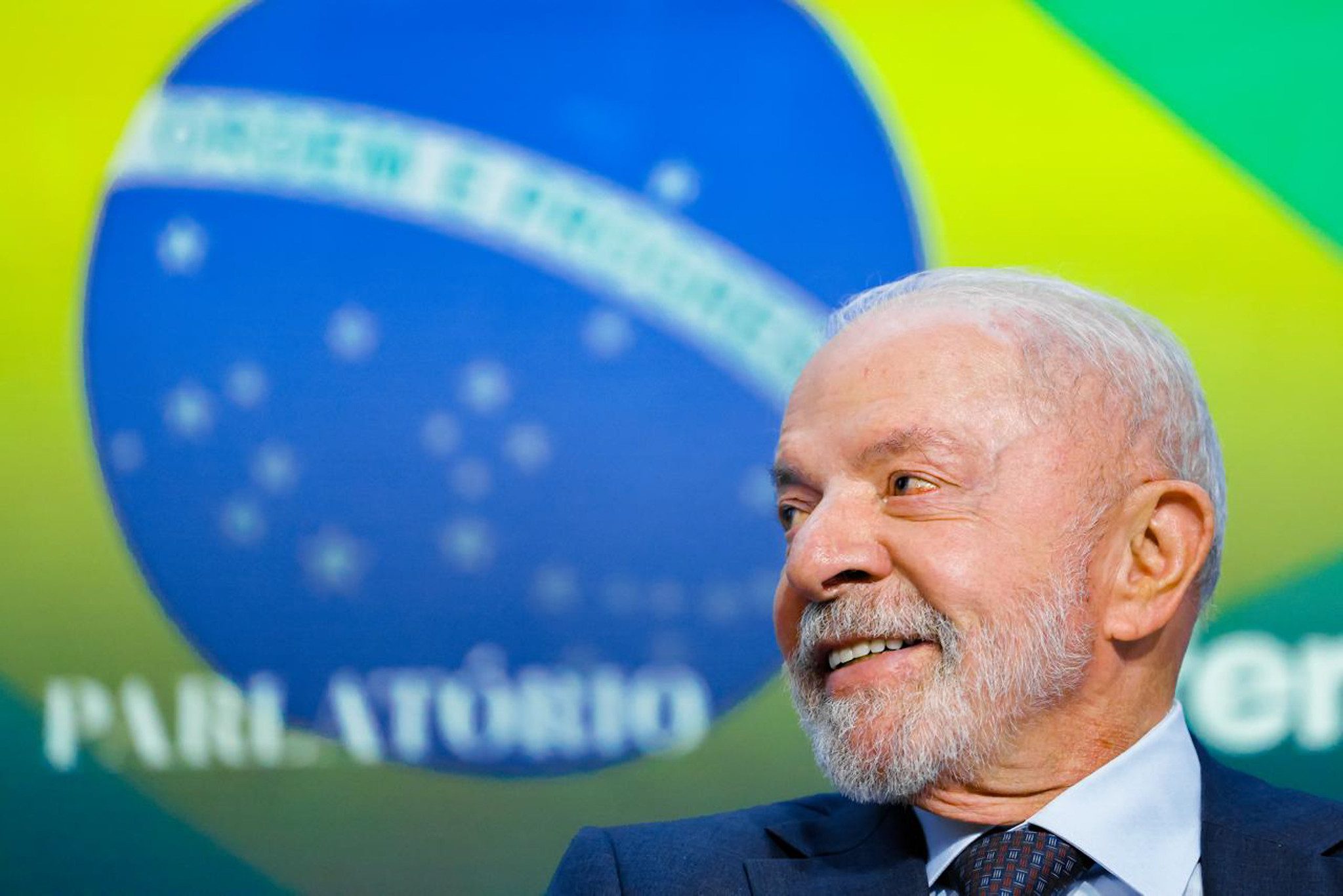 Lula dispara e assume a liderança sobre Flávio Bolsonaro em pesquisa