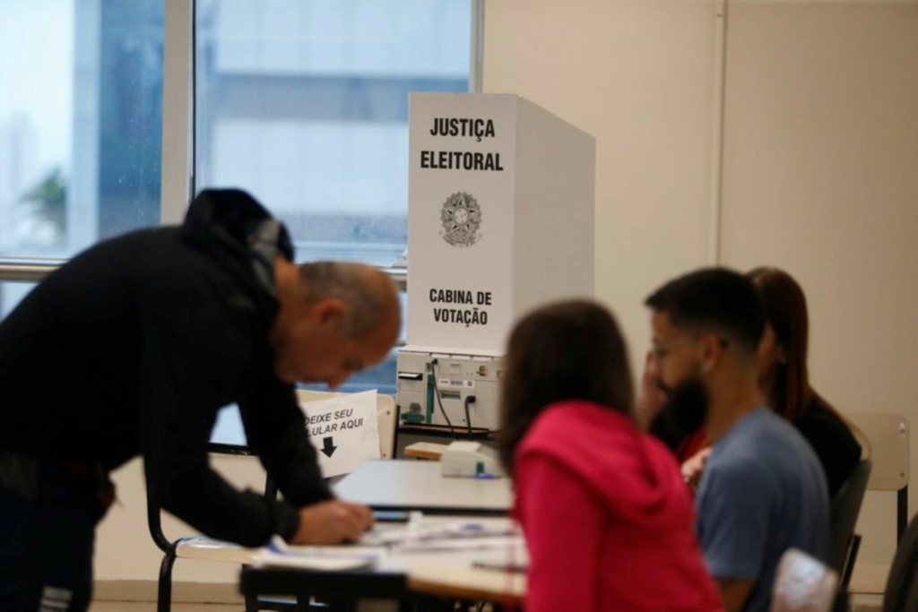 O que pode ou não no domingo de eleições? Veja regras para bebida, uso de celular e manifestações