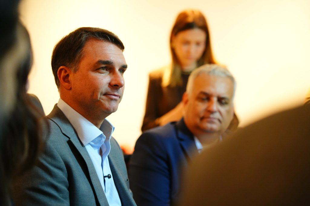 Investigado por diversos crimes, Flávio Bolsonaro leva Brasil ao precipício autocrático