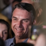 Flávio se esquiva de crises e capitaliza sentimento de mudança, que dificulta virada de Lula no 2º turno