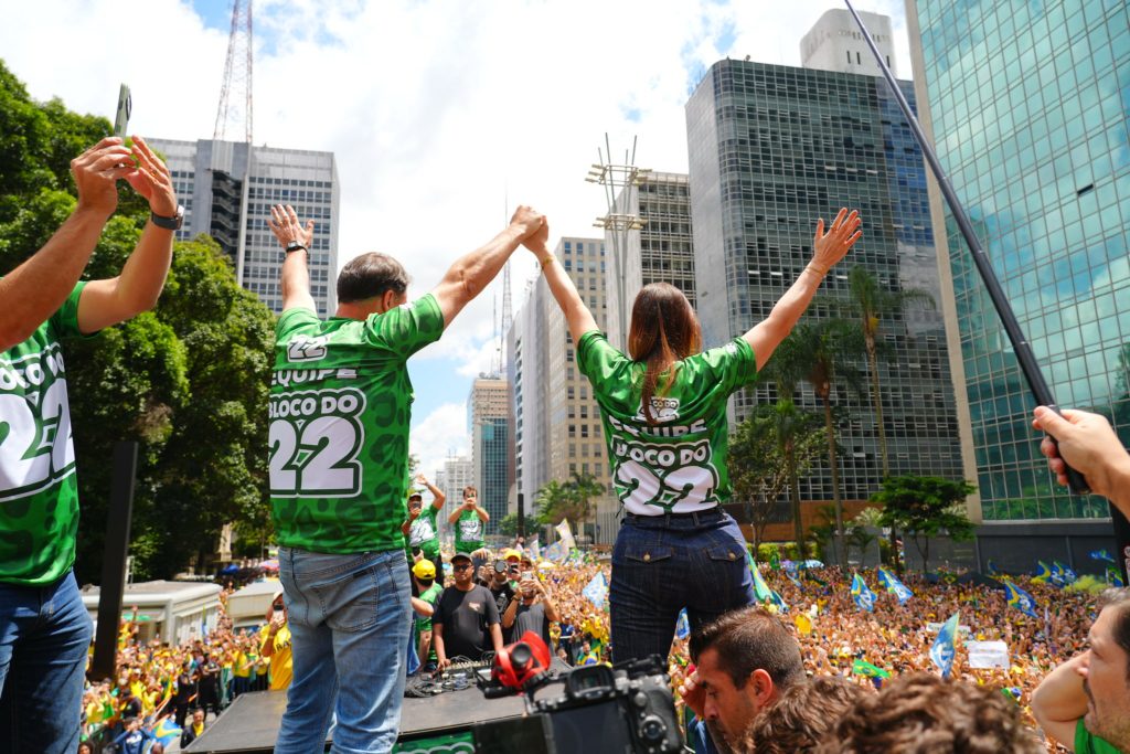 Flávio Bolsonaro tem 51,5% dos votos válidos e Lula, 48,5%, diz pesquisa Alfa Inteligência Bolsonaristas hostilizam e perseguem casal apoiador de Lula na Avenida Paulista; assista