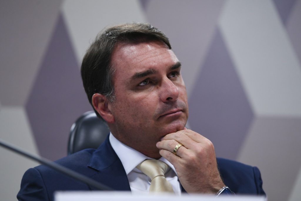 Flávio Bolsonaro diz que não vai a debate da Globo por 'censura imposta' pelo TSE