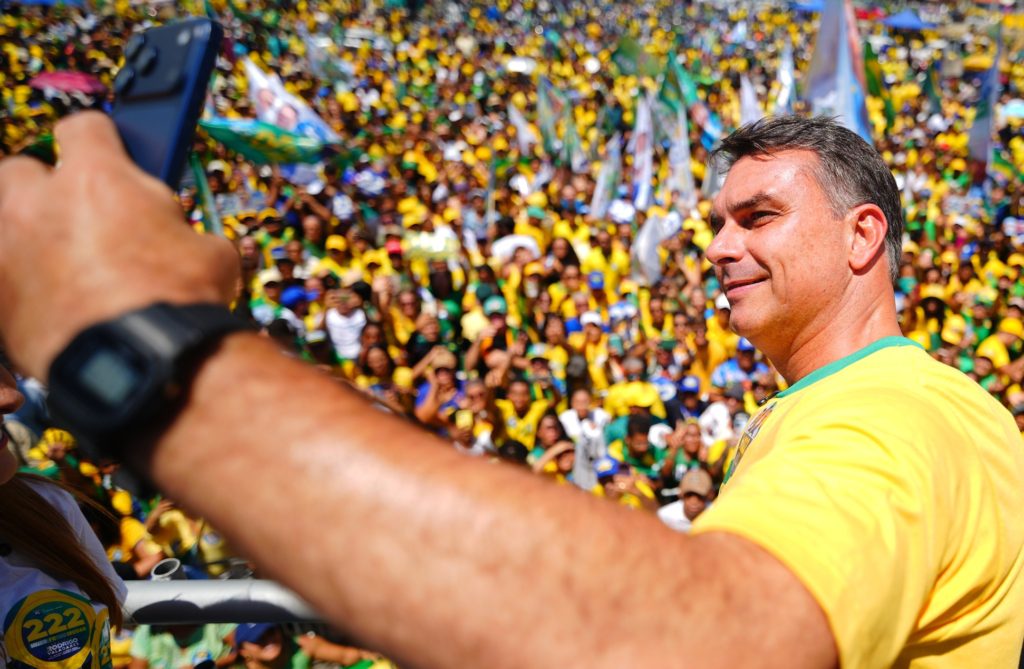 Flávio Bolsonaro aparece numericamente à frente de Lula, aponta pesquisa Vox Brasil