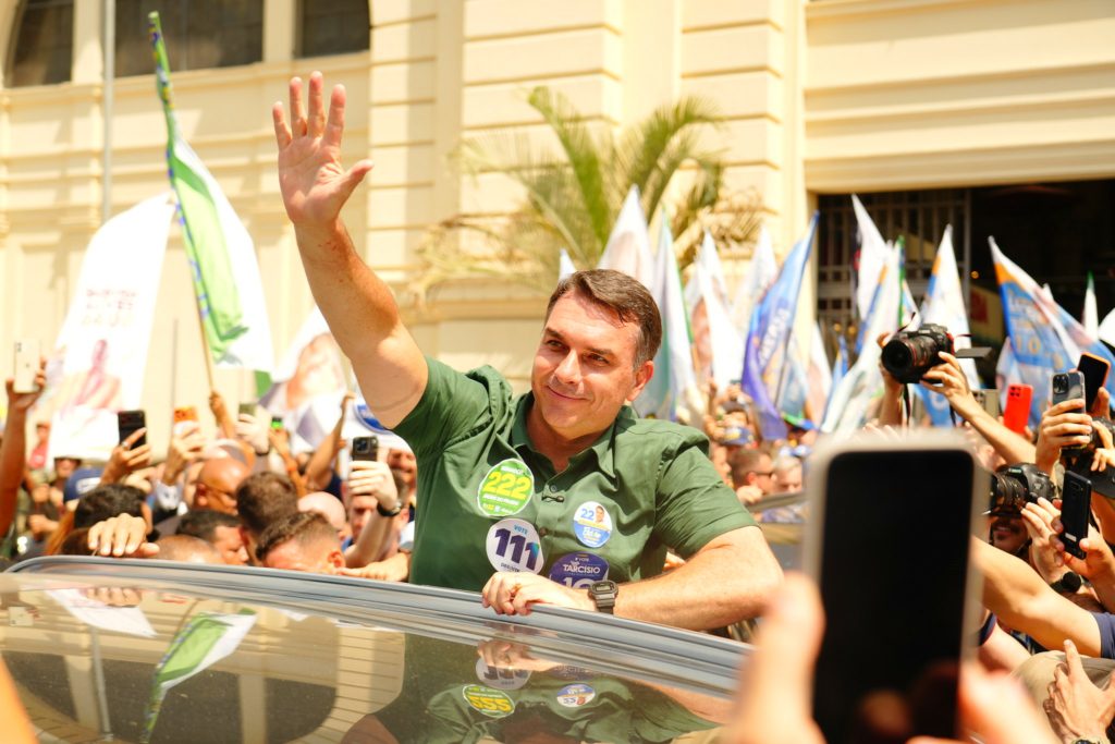 Pesquisa AtlasIntel/Bloomberg mostra Flávio Bolsonaro 5,6 pontos à frente de Lula