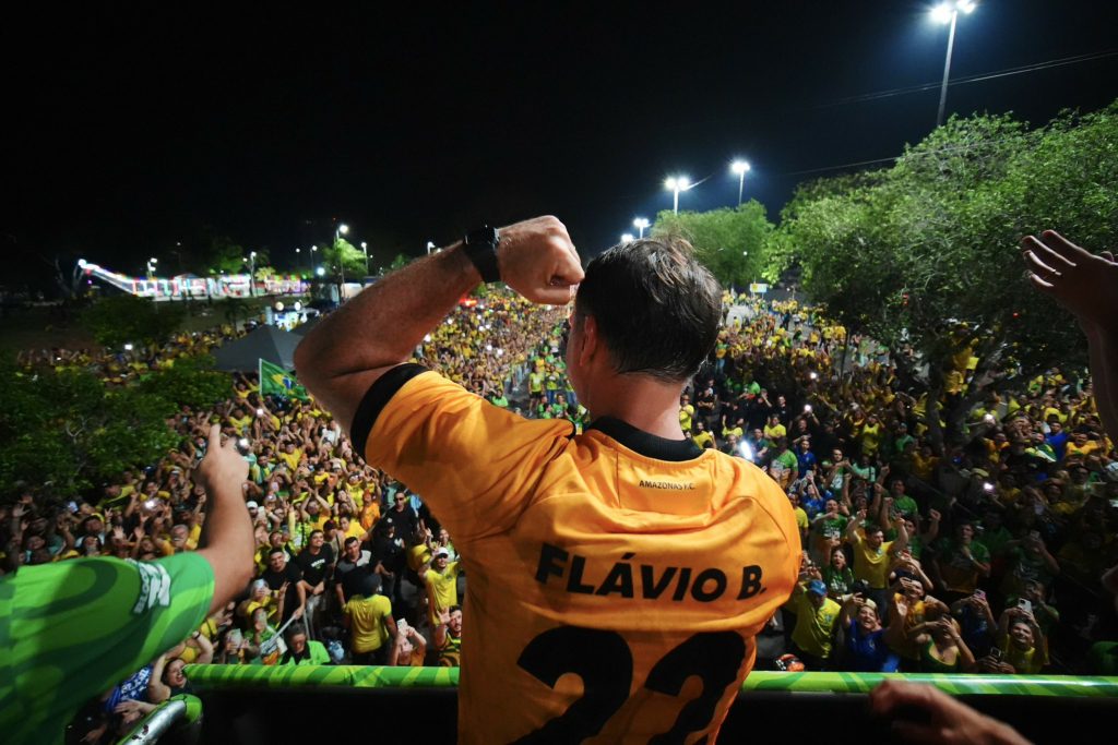 Flávio Bolsonaro tem 51% dos votos válidos, ante 49% de Lula, diz pesquisa Palver