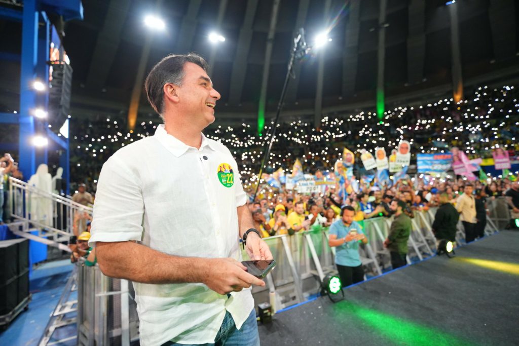 Na véspera da eleição, Flávio Bolsonaro tem 47% e Lula 43%, aponta pesquisa Palver