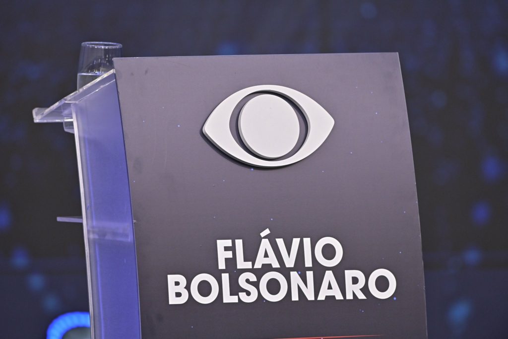 Flávio Bolsonaro diz que não irá participar de debate da Band; Lula confirma presença