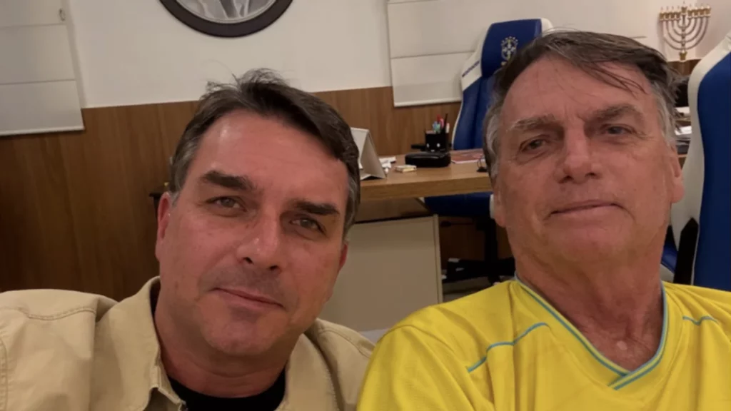 Defesa pede que Bolsonaro volte a receber visitas e tenha encontro ‘familiar’ com Flávio - Foto